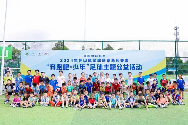 奥巴马痛批特朗普：白宫装饰如同萨达姆蛋糕工厂